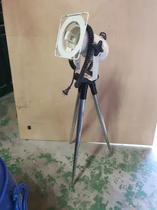 Lámpara de pie elegante con luz de película.