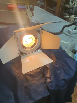 Lámpara de pie elegante con luz de película.