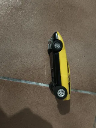 Coche de juguete amarillo