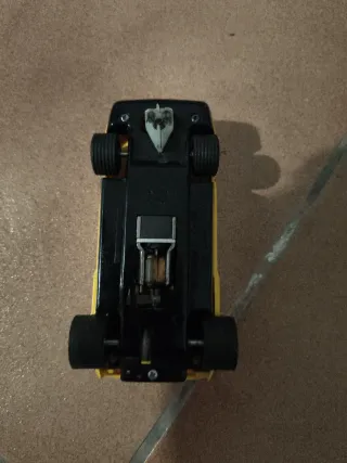 Coche de juguete amarillo