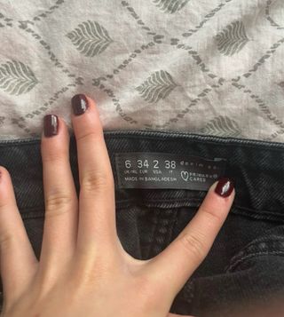 Falda vaquera corta con tachuelas talla 34