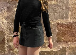 Falda vaquera corta con tachuelas talla 34