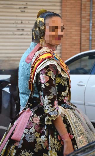 Traje de fallera marrón con flores