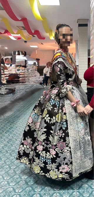 Traje de fallera marrón con flores