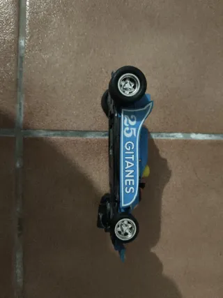 Coche de carreras azul y blanco