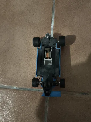 Coche de carreras azul y blanco