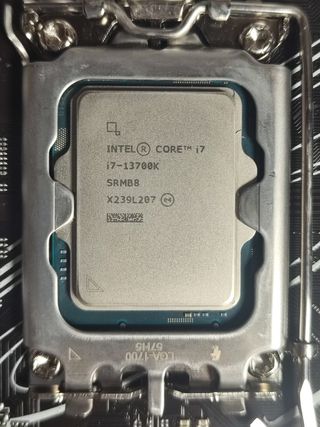 Intel i7-13700K + Placa ASUS B760 + Cooler bequiet