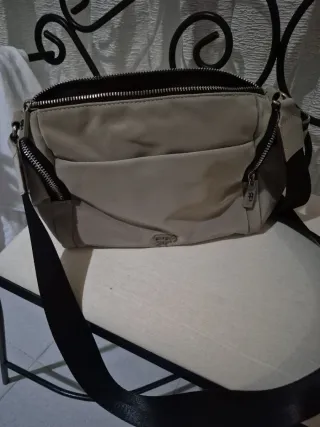Bolso bandolera beige y negro