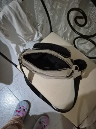 Bolso bandolera beige y negro