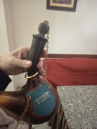 Botella de vino vintage con etiqueta