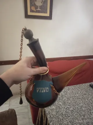 Botella de vino vintage con etiqueta