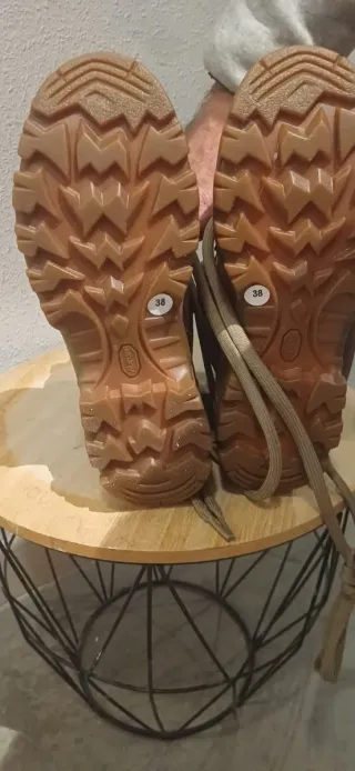 Botas de montaña beige y marrón