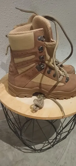 Botas de montaña beige y marrón