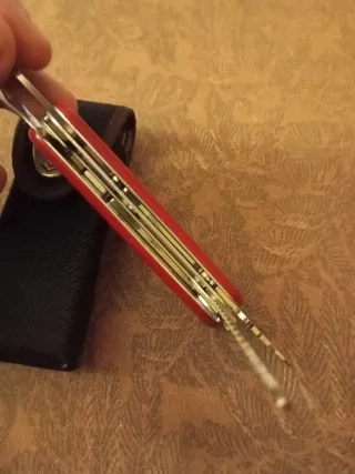 Herramienta Multiusos Victorinox Roja con Funda