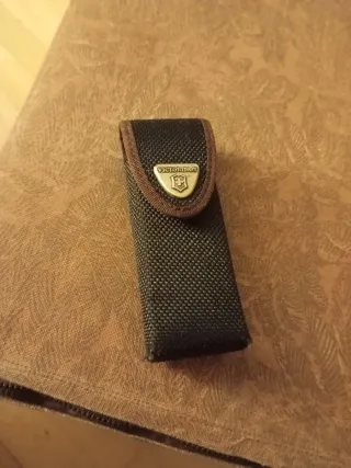 Herramienta Multiusos Victorinox Roja con Funda