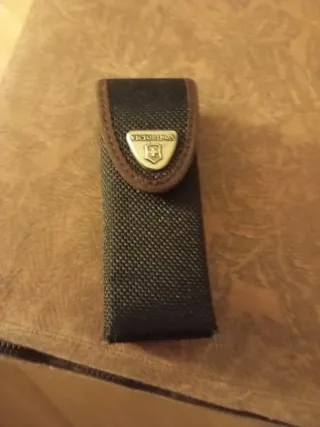 Herramienta Multiusos Victorinox Roja con Funda