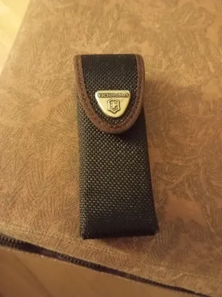 Herramienta Multiusos Victorinox Roja con Funda