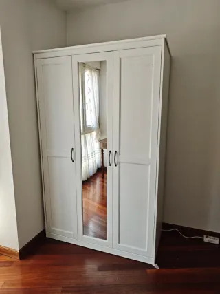 Armario blanco con puertas de espejo