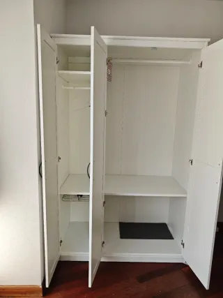 Armario blanco con puertas de espejo