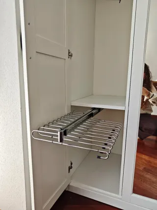 Armario blanco con puertas de espejo