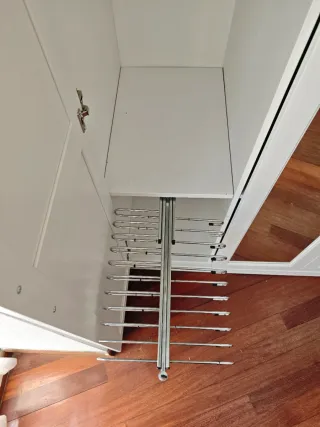 Armario blanco con puertas de espejo