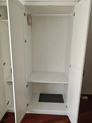 Armario blanco con puertas de espejo