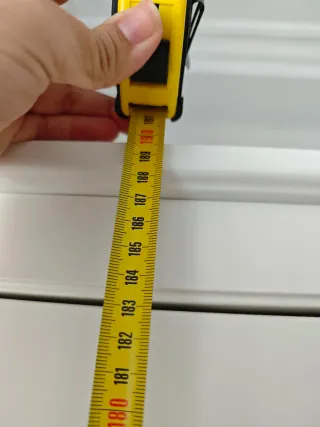 Armario blanco con puertas de espejo