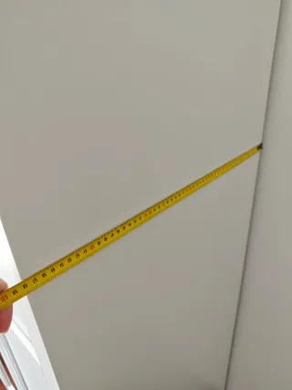 Armario blanco con puertas de espejo