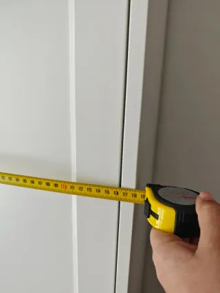 Armario blanco con puertas de espejo