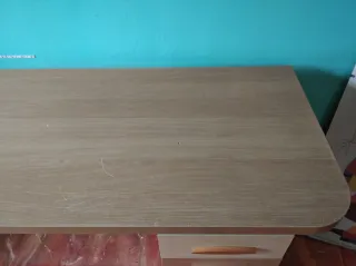 Escritorio de madera con cajones