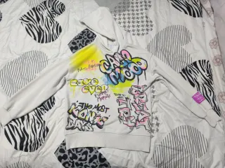 Sudadera graffiti blanca, talla 11-12.