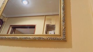 Espejo antiguo dorado con marco decorado