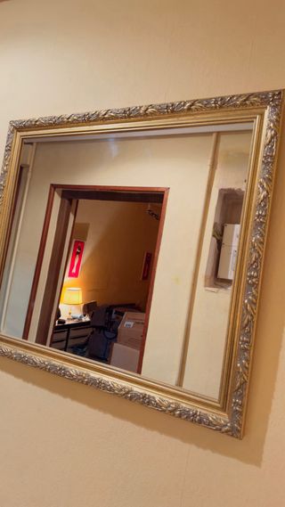 Espejo antiguo dorado con marco decorado