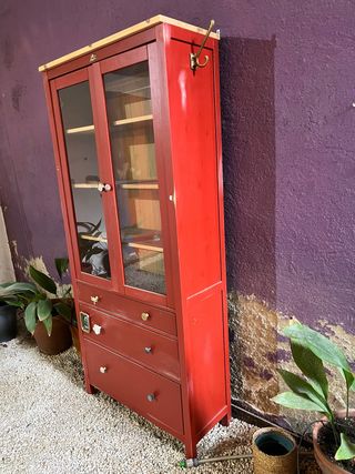 Armario vitrina Ikea rojo y dorado