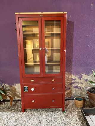 Armario vitrina Ikea rojo y dorado