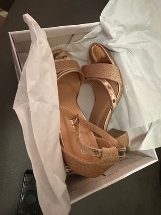 Sandalias doradas para salir nuevas