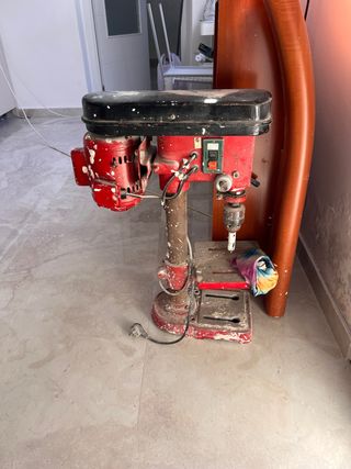Taladro de columna rojo