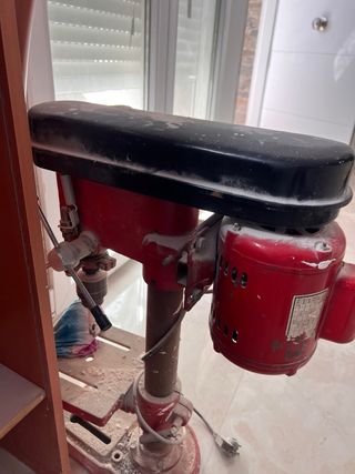 Taladro de columna rojo