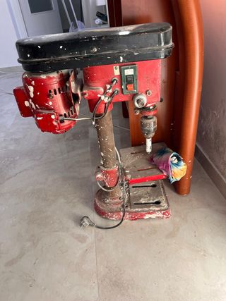 Taladro de columna rojo