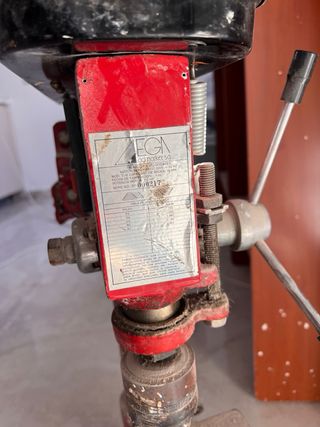 Taladro de columna rojo