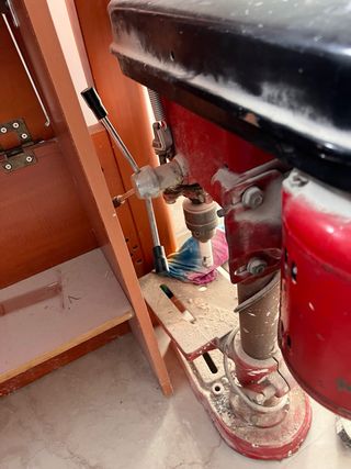 Taladro de columna rojo