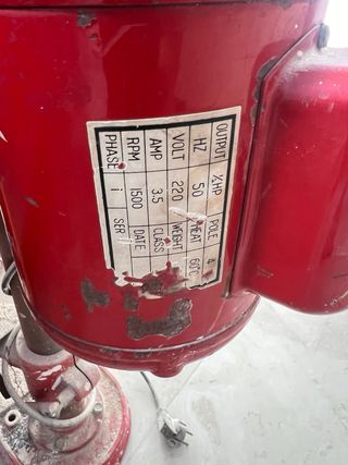 Taladro de columna rojo