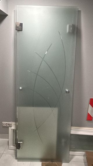 Puerta de cristal esmerilado con diseño