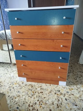 Cómoda azul y madera