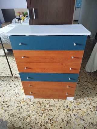 Cómoda azul y madera