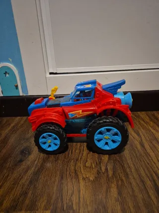 Coche Super Things con 6 muñecos