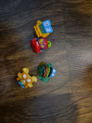 Coche Super Things con 6 muñecos