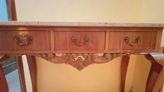 Mesa consola antigua de mármol y madera