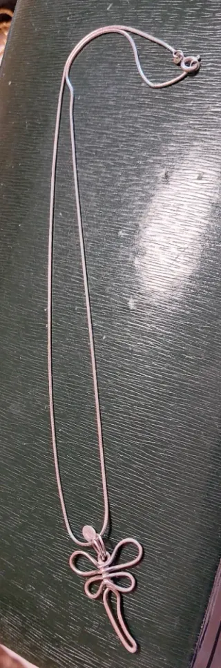 Collar de plata con colgante libélula. 28cm