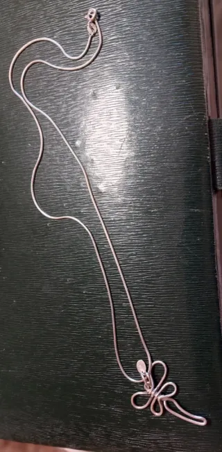 Collar de plata con colgante libélula. 28cm